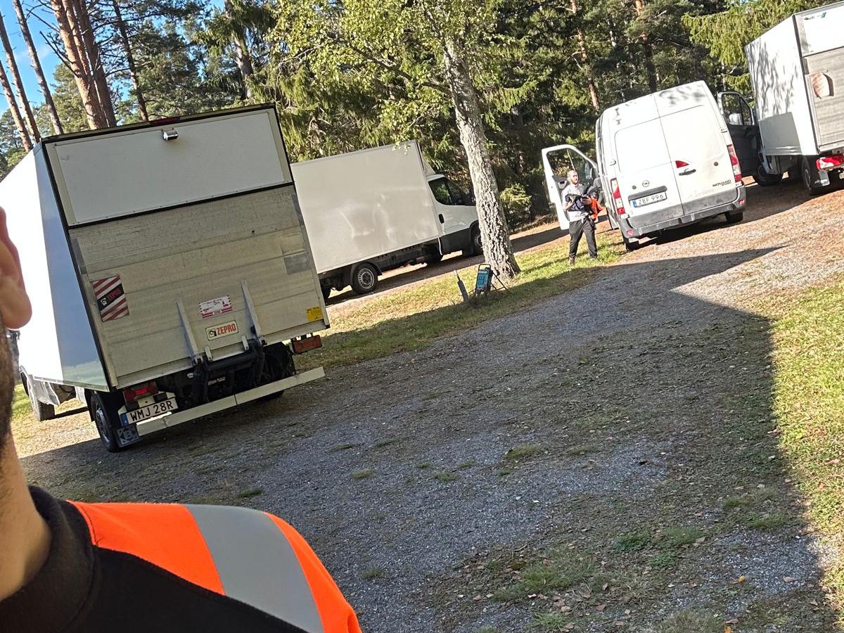 Trasfys flyttbilar och skåpbilar uppställda inför dagens flyttuppdrag
