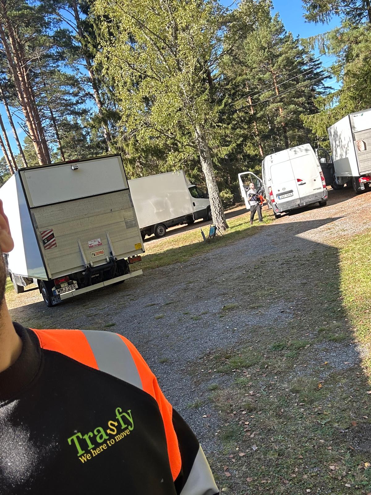 Trasfys flyttbilar och skåpbilar uppställda inför dagens flyttuppdrag